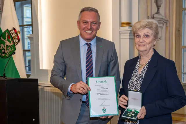 Für ihr unermüdliches Engagement für die Lebenshilfe Hartberg wurde Heidrun Notbauer gestern mit dem Goldenen Ehrenzeichen des Landes Steiermark ausgezeichnet. | Foto: Land Steiermark/ Frankl