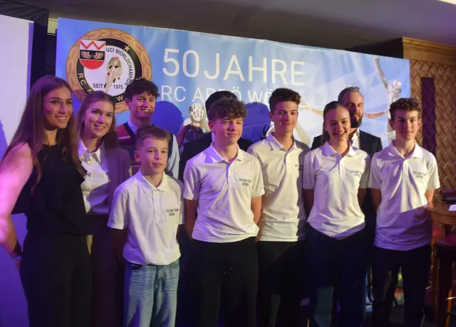 Huys, Gschwentner und Gall präsentierten sich gemeinsam mit dem RC Wörgl Nachwuchs für ein Erinnerungsfoto. | Foto: Schwaighofer