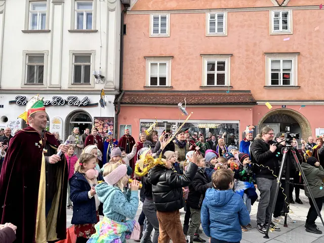Pünktlich um 11.11 Uhr wurde die närrische Jahreszeit mit Konfetti und Luftschlangen eingeläutet. | Foto: MeinBezirk/Astrid Moder