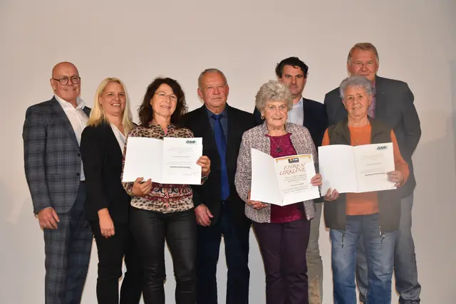 Die Geehrten in Gold / Ehrenurkunde: Georg Rosner, Karin Oberfeichtner, Gabriele Preinsperger, Rudolf Strommer, Erna Kröpfl, Christoph Zarits, Brigitte Karacsony und Karl Volcic | Foto: Michael Strini
