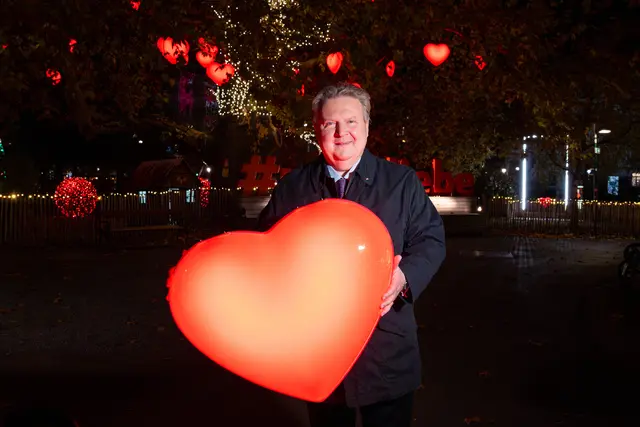 Dienstagabend wurde der beliebte Herzerlbaum durch Wiens Bürgermeister Michael Ludwig (SPÖ) illuminiert.  | Foto: Valentina Marinelić/MeinBezirk