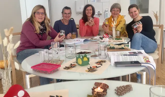 Michaela Hörl (Mitte) teilte ihr Wissen über die Verarbeitung von Wild- und Gartenkräutern, Wildfrüchten, Obst u.v. m.  | Foto: Michaela Hörl