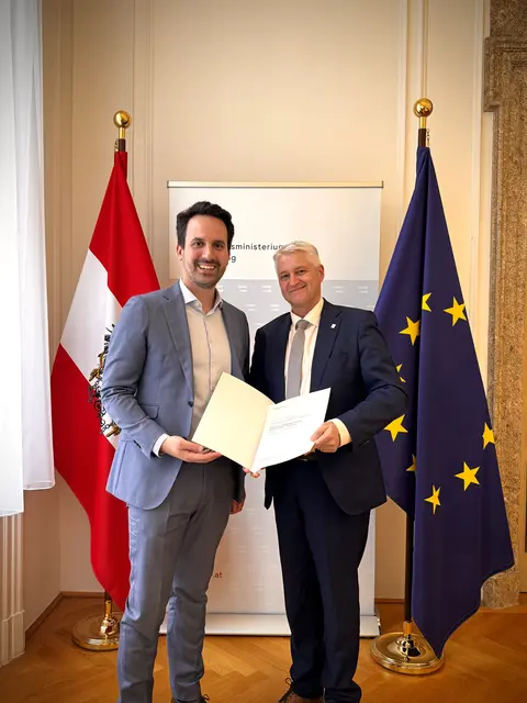 Foto: Dr. Adolf Lackner (rechts) bei der Dekretverleihung im Bildungsministerium in Wien (Foto: BMBWF)
 | Foto: (Foto: BMBWF)