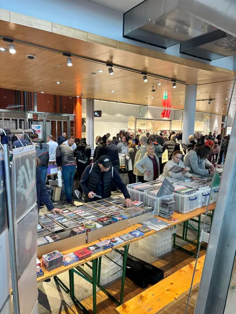 Die Schallplatten und CD Börse lädt zum Schmökern, Tauschen und Fachsimpeln ein. | Foto: Secondmusic/Krisper
