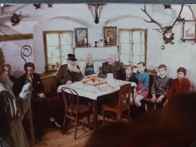 Brauchtumsgruppe bei Hausbesuchen  um 1973 | Foto: Familie Mandlbauer 