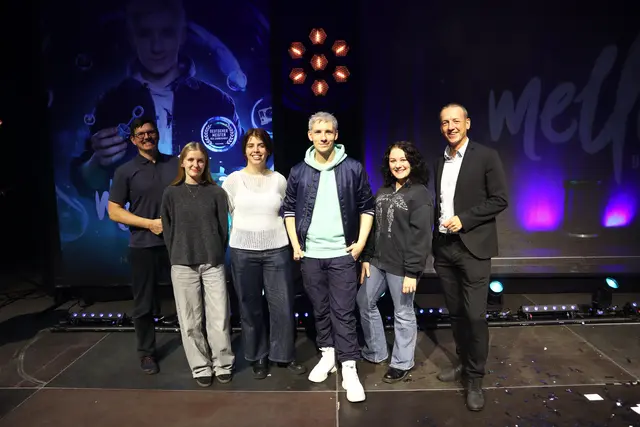 Medienleiter Armin Haiderer, Lena Sieberer, Celina Zierhofer, Mellow, Clara
Stiefsohn und Direktor Michael Hörhan waren gut drauf nach der gelungenen
Show im VAZ (v. l.). | Foto: HTS