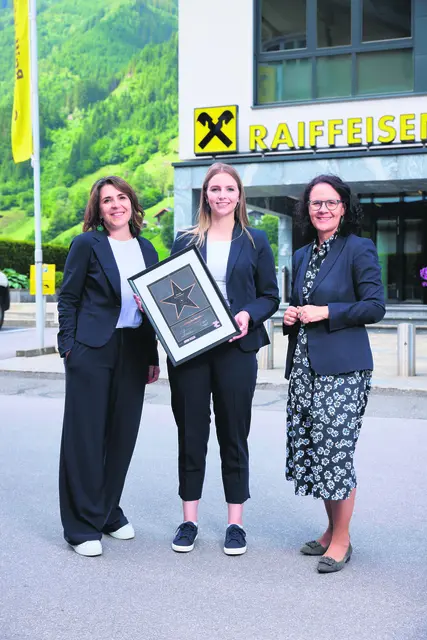 Maria Rohrmoser (Mitte) ist Salzburgs Lehrling des Monats Juni. Mit im Bild Bildungslandesrätin Daniela Gutschi (r.) und Martina Plaschke, Lehre-Beauftrage der WKS. | Foto: WKS/Hechenberger