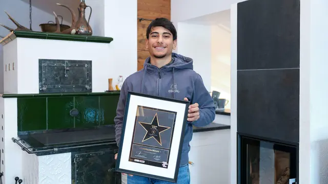 Der 18-jährige Ayberk Keles, der die Lehre als Ofenbau- und Verlegetechniker absolviert, ist „Lehrling des Monats Jänner“. | Foto: WKS/Roland Hölzl