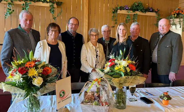 Natternbachs Bürgermeisterin Nadine Humberger und Bezirksobmann Johann Feitzlmayr gratulieren Angela Humer, Erich Cacha und Severin Gierlinger zum Goldenen Ehrenzeichen des OÖ. Seniorenbundes. | Foto: Gemeinde Natternbach/Humberger