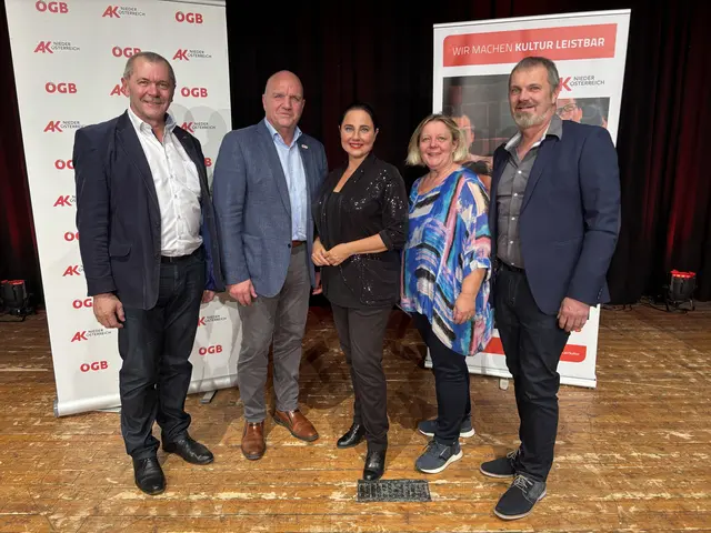 Bezirksstellenleiter Arbeiterkammer Hollabrunn Martin Feigl, AKNÖ-Präsident Markus Wieser, Kabarettistin Nadja Maleh, ÖGB Regionalsekretärin Sabine Moustafa und ÖGB Regionsvorsitzender Weinviertel West Gernot Weber. | Foto: Alexandra Goll