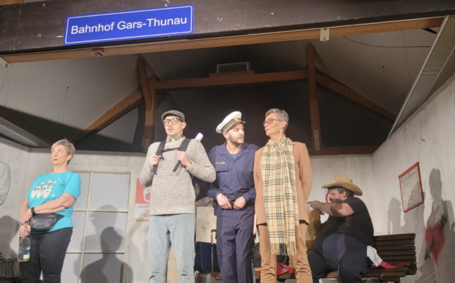 Mit der Komödie „Es fährt kein Zug nach Irgendwo“ sorgten die Darsteller für beste Stimmung und stehende Ovationen. | Foto: Spektakel
