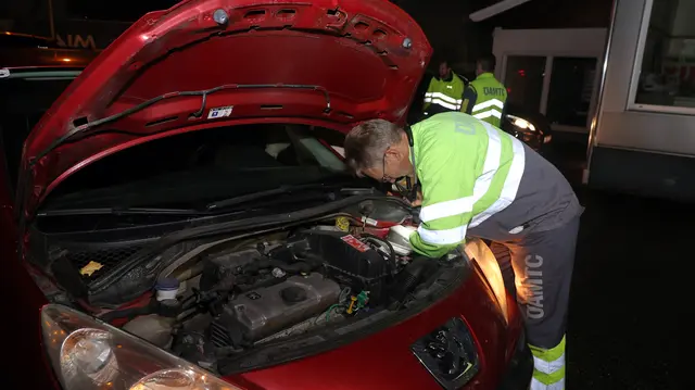 Die Öamtc-Techniker:innen tauschten die defekten Lämpchen direkt vor Ort kostenlos aus.  | Foto: Helmut Klein