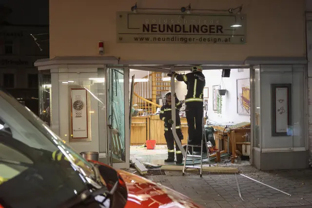 Extreme Gewalt: Die Front des Juwelierladens Neundlinger in der Welser Innenstadt wurde von den Tätern offenbar mit einem Fahrzeug durchschlagen. | Foto: laumat.at