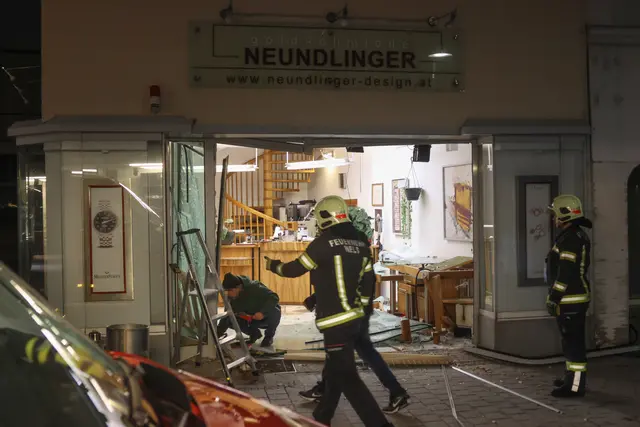 Extreme Gewalt: Die Front des Juwelierladens Neundlinger in der Welser Innenstadt wurde von den Tätern offenbar mit einem Fahrzeug durchschlagen. | Foto: laumat.at