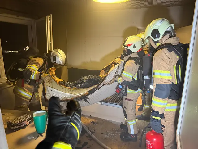 In den frühen Morgenstunden rückten Einsatzkräfte in Fiecht zu einem nächtlichen Feuerwehreinsatz aus. | Foto: Zoom.Tirol