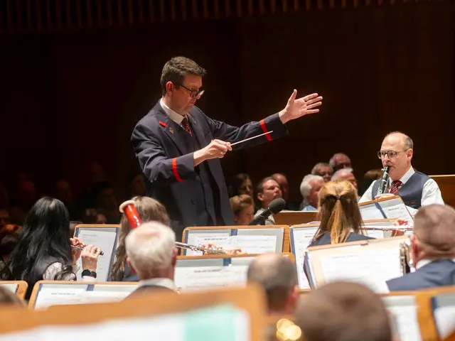 Nach stolzen 16 Jahren an der musikalischen Spitze der Bundesbahn-Musikkapelle Innsbruck gibt Kapellmeister Michael Hölbling nun den Taktstock ab.  | Foto:  Bundesbahn-Musikkapelle Innsbruck