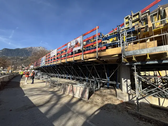 Blick auf die Baustelle und die Haller Straße | Foto: Martina Obertimpfler