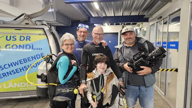Foto: Gudrun Friedrich (re) und Günter Märk (mi) kleideten Gondoliere Andreas Seeburger (li), in ein Taucheroutfit und gaben einen Einblick in die Handicaptaucherei.