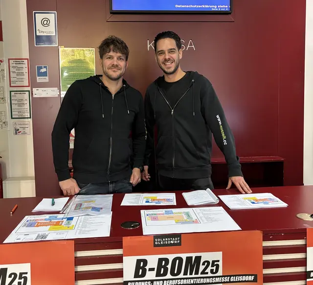 Gilbert Vucsina (r.) und Viktor Gluttig vom AUSZEIT-Team  | Foto: MeinBezirk/Markus Kopcsandi