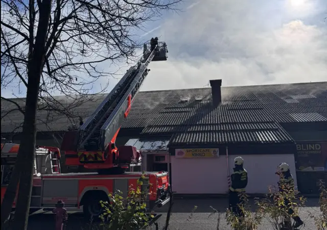 Beim Eintreffen der Einsatzkräfte stand die gesamte Halle unter starker Rauchentwicklung. | Foto: Berufsfeuerwehr Klagenfurt am Wörthersee