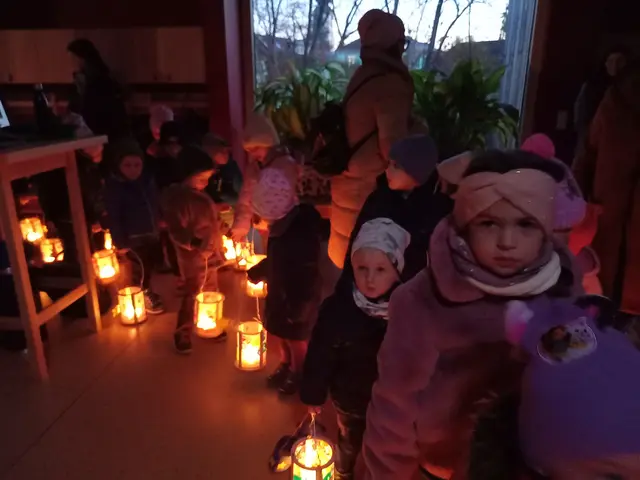 Vom Kindergarten mit den eigenen Laternen zur Kirche | Foto: Wutte