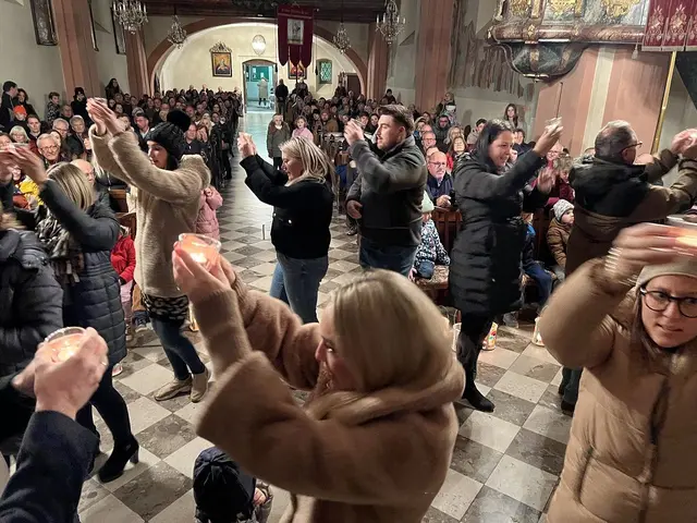 Zum Abschluss gab es für die Eltern noch einen Lichtertanz. | Foto: Wutte