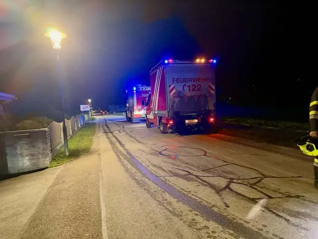 Am Mittwochabend wurde eine 700 Meter lange Dieselspur beseitigt. | Foto: FF Köppling