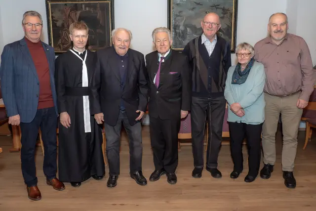 

Seniorenbund Bezirksobmann Walter Nömaier, Herr Andreas vom Stift Reichersberg, Jubilar Herr Roman, Landesobmann Josef Pühringer, Obmann-Stellvertreter von Reichersberg Ludwig Weilhartner, Maria Greil (Kassierin) und Bürgermeister Bernhard Öttl.


 | Foto: OÖ Seniorenbund