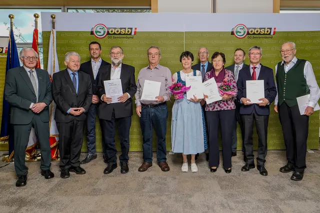 Von links: Seniorenbund-Bezirksobmann LO-Stv. Arnold Weixelbaumer, Landesobmann Josef Pühringer, Bürgermeister Erwin Reichetseder, die Geehrten (1. Reihe), SB-Obmann Willibald Burgstaller (Alberndorf, 5. v. r), Landesgeschäftsführer Franz Ebner (3. v. r) | Foto: OÖ Seniorenbund