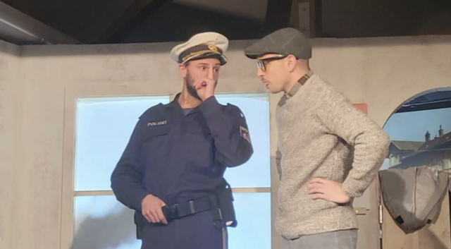 Im Festsaal der Sportmittelschule Gars herrschte beste Stimmung, als sich die Figuren rund um einen Zug ins Nirgendwo in herrlich skurrile Situationen verstrickten. | Foto: Spektakel