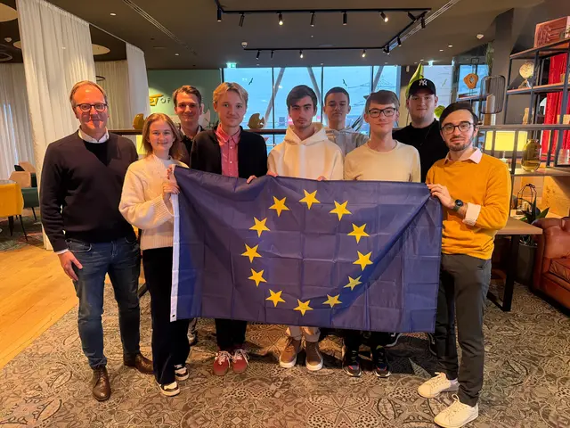 v.l.n.r.: Dominik Oberhofer (Europasprecher NEOS), Katarina Kollárova (Vorsitzende Mladé PS), Michael Pröll, Mario Gajdoš, Patrik Žemla (Vorsitzender Mladé PS), Mladé PS-Mitglied, Daniel Szankovich, Marvin Feigl, Philipp Gruber (Landesvorsitzender JUNOS BGLD) | Foto: JUNOS Burgenland