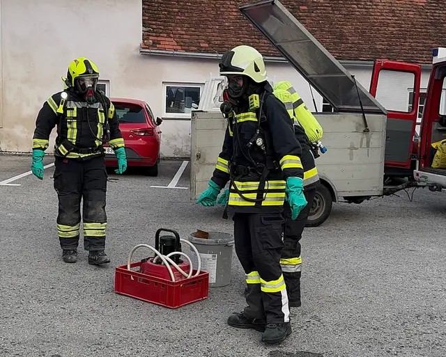 Am Dienstagnachmittag, den 11. November 2025, wurden die Feuerwehren Grabensee, Johannesberg und Neulengbach-Stadt sowie die Schadstoffgruppe des Abschnittes Neulengbach kurz vor 15:00 Uhr zu einem Schadstoffeinsatz (S2) in einen Gewerbebetrieb in Grabensee alarmiert. | Foto: DOKU-NÖ