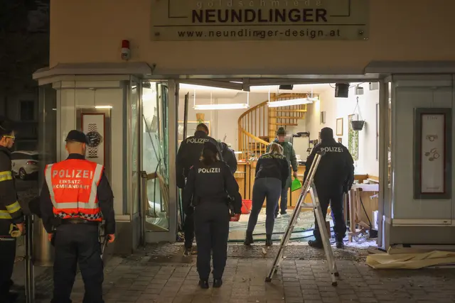Extreme Gewalt: Die Front des Juwelierladens Neunliger in der Welser Innenstadt wurde von den Tätern offenbar mit einem Fahrzeug durchschlagen. | Foto: laumat.at