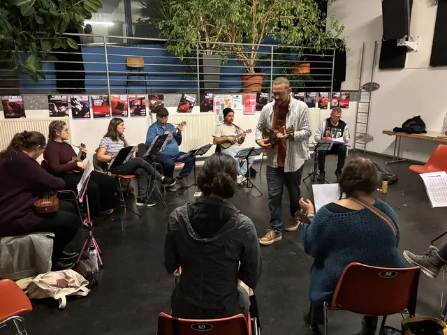 Der Salzburger Fingerstyle-Gitarrist, Komponist und Singer-Songwriter, Chris May, leitete in der vergangenen Woche den Ukulele-Workshop im Rahmen der Rockhouse Academy. Es wurden verschiedene Rhythmustechniken sowie einfaches und erweitertes Melodiespiel anhand von Beispielen und Songs in Tabulatur vorgestellt. | Foto: Schrofner
