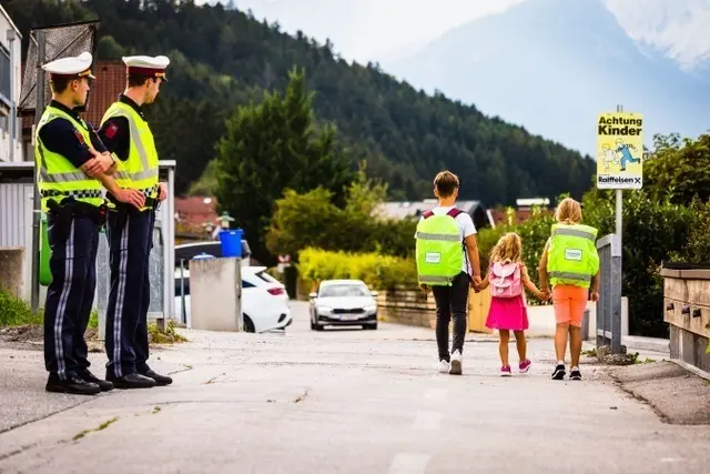 Vor allem in den Morgenstunden werden Freiwillige gesucht, die sich für die Sicherheit der Schülerinnen und Schüler im Straßenverkehr einsetzen.  | Foto: LPD Tirol – Abdruck honorarfrei