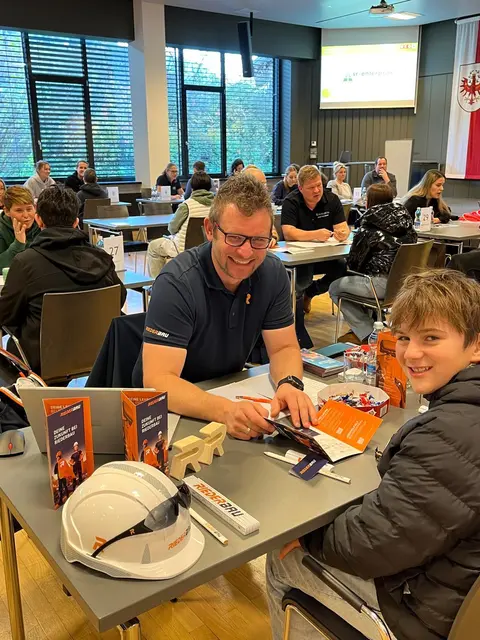 Die Schülerinnen und Schüler der Polytechnischen Schulen im Bezirk durften sich mit ihren "Wunsch-Firmen" unterhalten. | Foto: WK Tirol