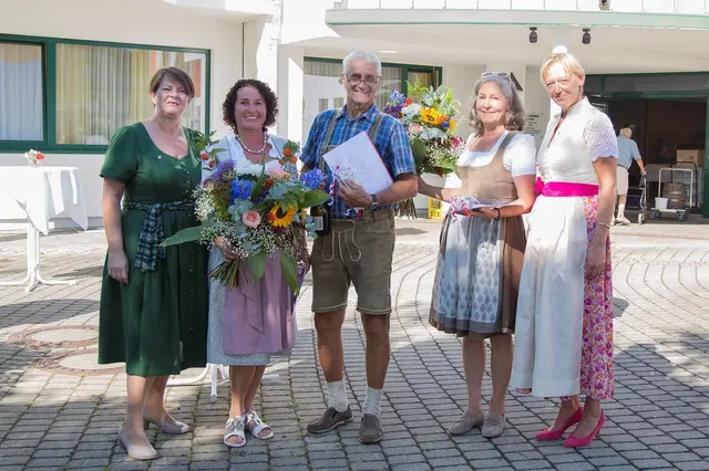 Langjährige Mitarbeiter wurden im Rahmen des Festaktes geehrt. Von links: Michaela Schrumpf (RK-Leitung Pflege und Betreuung), Elisabeth Pausch (Mitarbeiterin SWH Elsbethen), Johann Reiter (Mitarbeiter SWH Elsbethen), Elfriede Haslauer (Mitarbeiterin SWH Elsbethen), Elisabeth Ebner (Hausleitung SWH Elsbethen). | Foto: Rotes Kreuz Salzburg