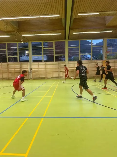 Zum Saisonstart in die neue Landesliga-Saison musste sich die U19 der Salzburg Knights am vergangenen Sonntag knapp in der zweiten Overtime dem TV Zell am See mit 94:99 zuhause geschlagen geben. | Foto: Salzburg Knights