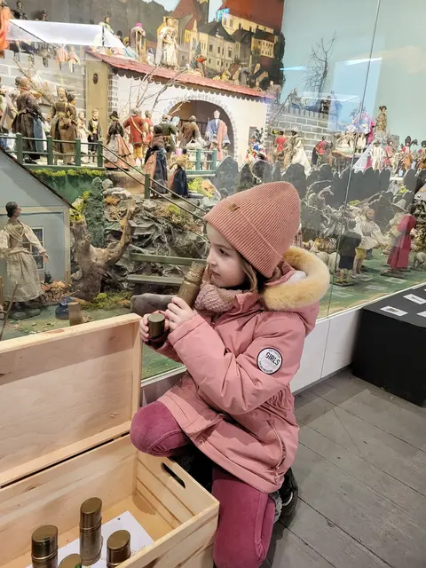  Ob knifflige Rätsel lösen oder kreativ werden – an interaktiven Stationen gibt es bei der Krippenausstellung viel zu tun. | Foto: Presse Magistrat Steyr