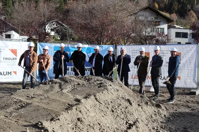 Der offizielle Spatenstich beim Projekt "Betreutes Wohnen" in Zams, im Bild sind von links: Anton Pircher (Leiter Seniorenzentrum Zams-Schönwies), DI Simon Walser (Architekturbüro Kröpfl), Architekt DI Harald Kröpfl, Prokurist Ing. Michael Wurzenrainer (FRIEDEN), LH-Stellvertreter Philip Wohlgemuth, Bürgermeister Benedikt Lentsch, Bauleiter Ing. Marco Gruber (FRIEDEN), Grundstückseigentümer Christian Kecht, MMag. Stefan Krismer (Geschäftsführer Wohnbau West) und Amtsleiter Mag. Stefan Trenker.  | Foto: Elisabeth Zangerl 