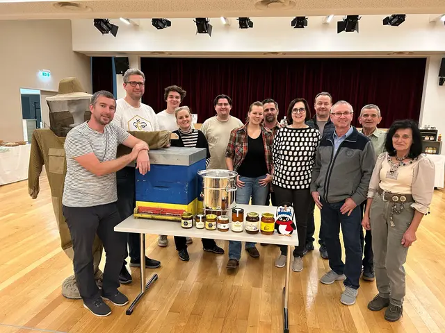 Die Imkerinnen und Imker: Marco Bernhardt, Andreas Steiner, Tobias Hinterholzinger, Ulrike Vogelsinger, Tobias Reiner, Jennifer Kress, Martin Krammer, Manuela Veith, Jürgen Formann, Günther Karl, Hannes und Christine Artmäuer. | Foto: Imkerverein Schönau