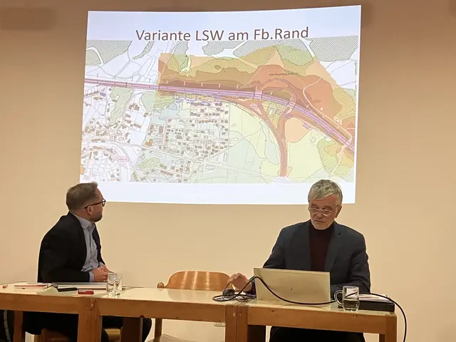Untersucht wurden auch die Lärmschutzvarianten. Hier die Lärmauswirkung am Fahrbahnrand, deutlich weniger Emission als bei Errichtung am bestehenden Damm. Am Podium links Andreas Weber und Karl Zeilinger von der Asfinag. | Foto: Stockmann