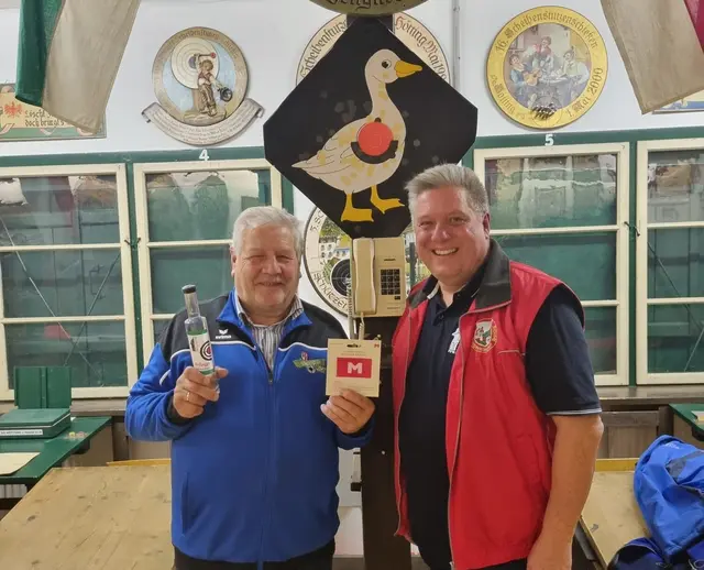 Pleifer Engelbert übernimmt stellvertretend die Preise vom Höttinger OSM Lindner Roland entgegen