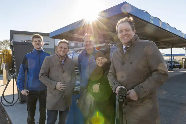 SPÖ-Betriebsbesuch im E-Ladepark der Firma Thrainer in Niederndorf: Stefan Kapfinger, SPÖ-Bezirkschef LA Christian Kovacevic, Karl Thrainer, Landtagsvizepräsidentin Elisabeth Blanik und Landesrat René Zumtobel (v.l.). | Foto: Matt