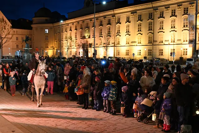 Der St. Martinsumzug der Hofgartenfreunde wurde von St. Martin auf seinem Pferd angeführt. | Foto: Lucia Königer