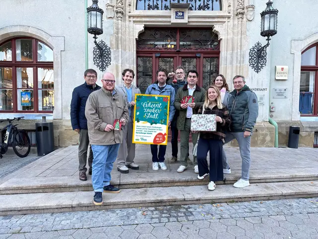 Leopold Scheibböck (GF Lagerhaus Korneuburg), Bernd Herzog, Michael Weingartshofer (Blumen Weingartshofer), Matthias Wobornik, Martin Grünbeck, Bürgermeister Christian Gepp, 2.Vizebürgermeister Bernadette Haider-Wittmann, Kathrin Kaindl und Georg Köhldorfer vor dem Korneuburger Rathaus laden zum Adventzauber ein. | Foto: Stadtgemeinde Korneuburg