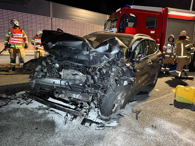 Neben Unfällen in Wattens und Imst und einer erheblichen Geschwindigkeitsübertretung auf der A12 bei Pettnau, ereignete sich auf der A12 bei Schwaz ein Horrorcrash, bei dem ein Pkw auf einen Omnibus auffuhr. | Foto: ZOOM.Tirol
