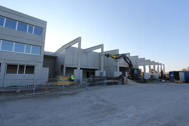 Die "Halle 17" in Schwechat | Foto: Bauhochvier