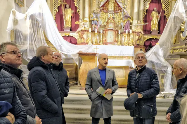 Von links: Arbeitskreisleiter Wolfgang Hochreiter, Bgm. a.D. Alfred Hartl, Johannes Mülleder (Stift Wilhering), Bauleiter Franz Wolfmayr, Projektkoordinator Norbert Frühmann und Stadtpfarrer Michael Wolfmair.  | Foto: beha-pictures