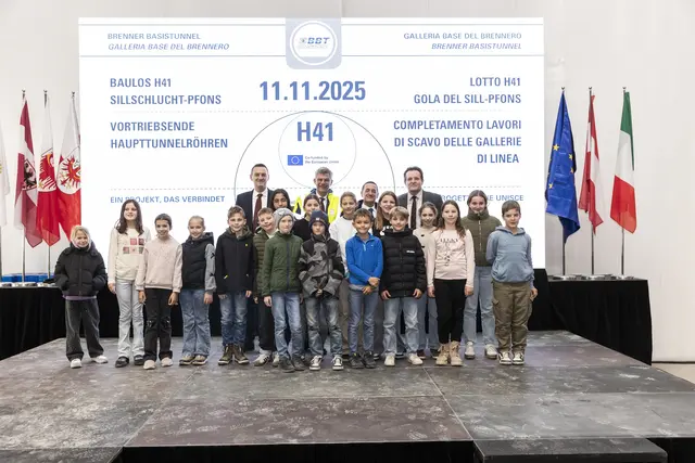 Die Schüler der VS St. Peter/Ellbögen und der MS Matrei waren bei der Feier ebenfalls anwesend. Im Bild sind sie v.l.n.r. mit BBT-Vorstand Martin Gradnitzer, BBT-Vorstand Umberto Lebruto und Mobilitätslandesrat René Zumtobel zu sehen. | Foto: BBT SE/Bianchi